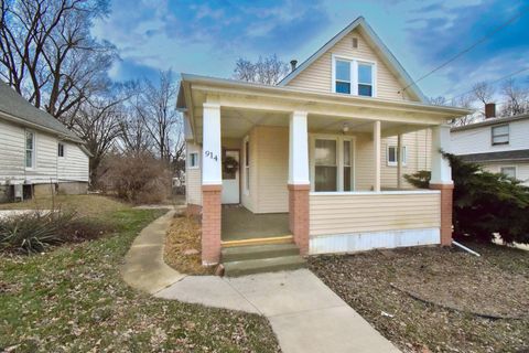 Photo of 914 W Olive Street, Bloomington, IL 61701 (MLS # 12537556)