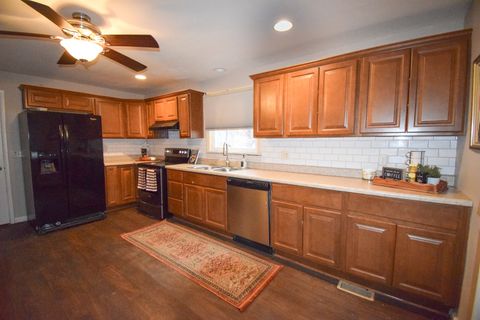 Tiny photo for 914 W Olive Street, Bloomington, IL 61701 (MLS # 12537556)