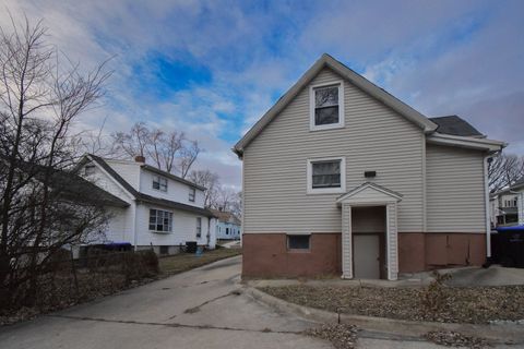 Tiny photo for 914 W Olive Street, Bloomington, IL 61701 (MLS # 12537556)