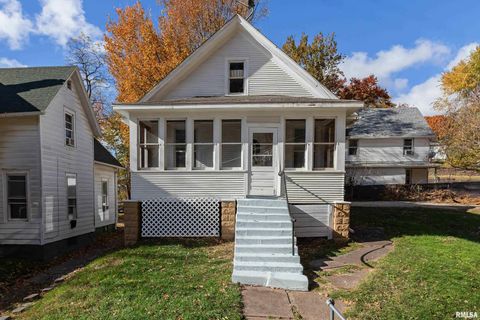Photo of 1309 CLAY Street, Davenport, IA 52804 (MLS # QC4269271)