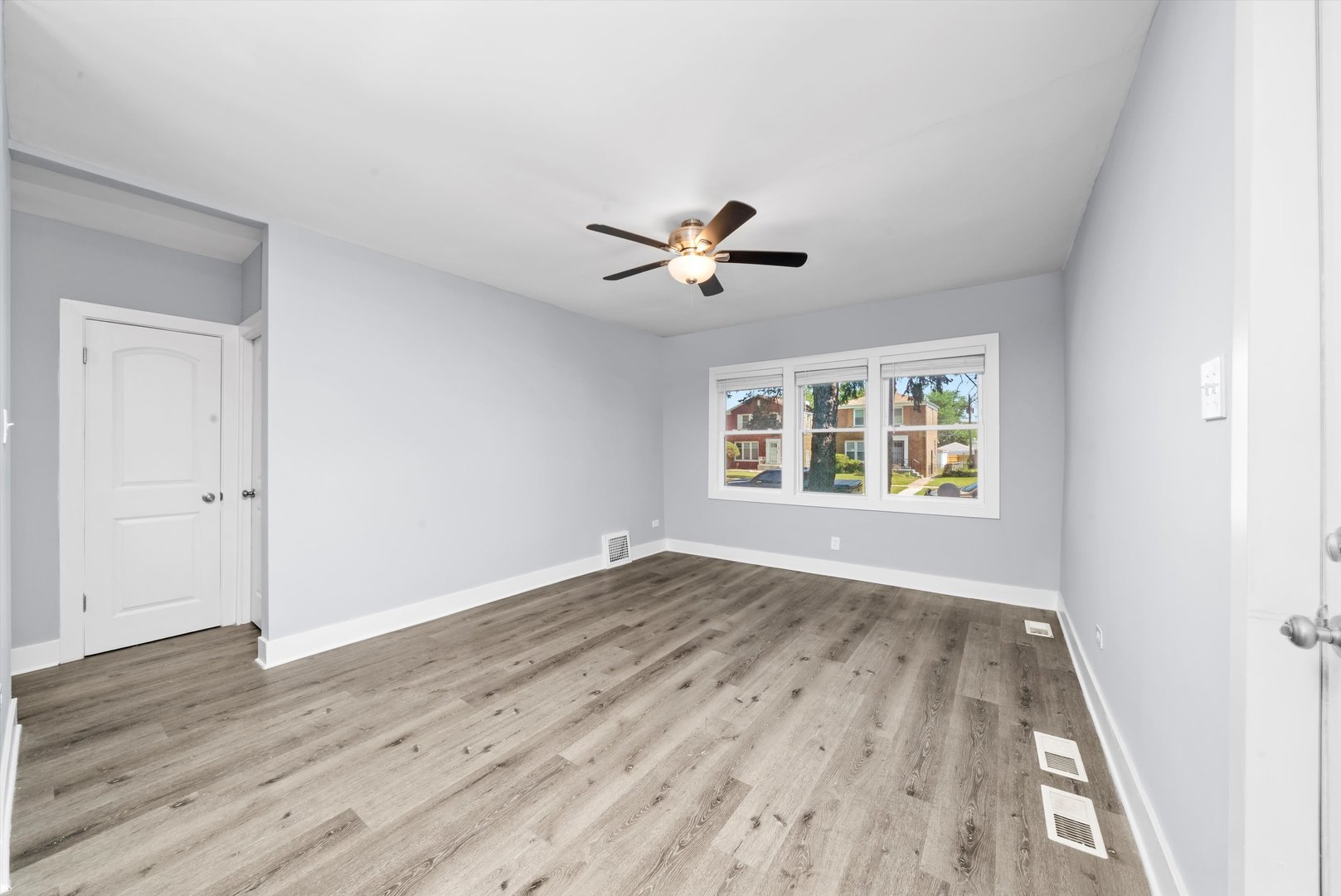 9132 S Saginaw Avenue