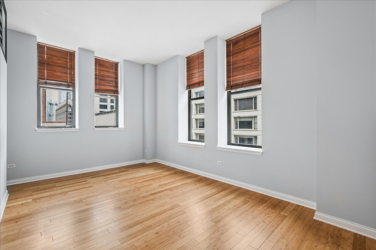 8 W Monroe Street 807