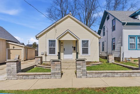 Photo of 810 Superior Street, Aurora, IL 60505 (MLS # 12631354)