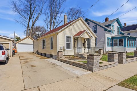 Tiny photo for 810 Superior Street, Aurora, IL 60505 (MLS # 12631354)