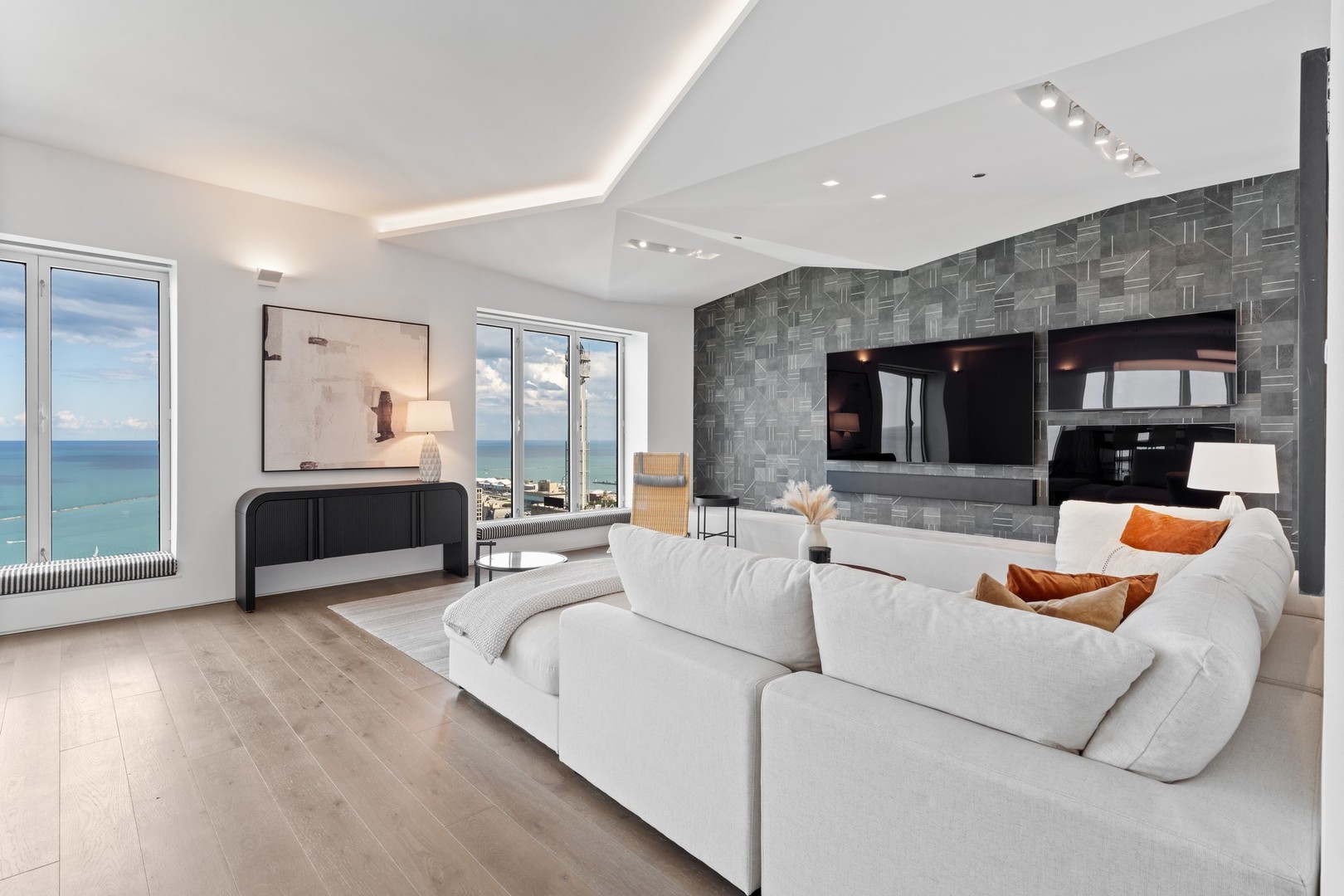 950 N Michigan Avenue 4605