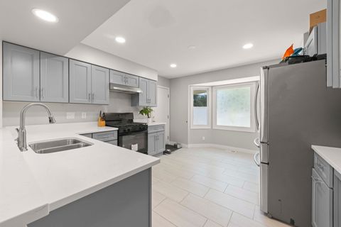 Tiny photo for 972 Westgate Drive, Aurora, IL 60506 (MLS # 12467089)