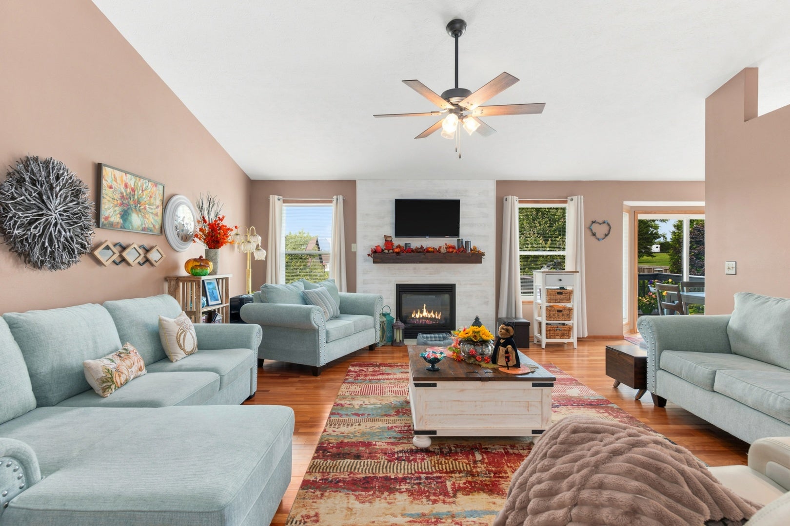 1062 Kingsway Lane