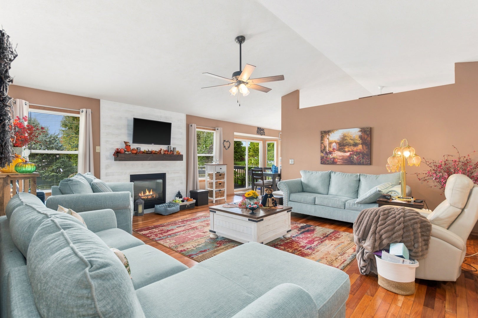 1062 Kingsway Lane