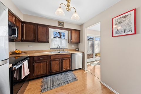 Tiny photo for 120 W Golf Road #A, Libertyville, IL 60048 (MLS # 12581256)