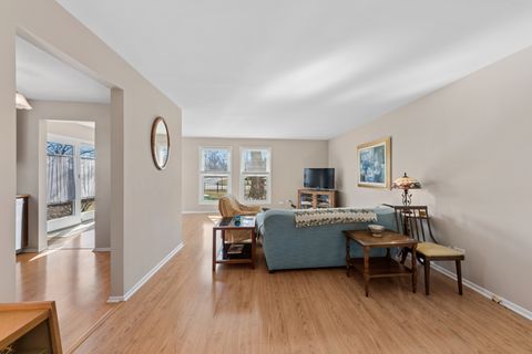 Tiny photo for 120 W Golf Road #A, Libertyville, IL 60048 (MLS # 12581256)