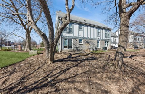 Tiny photo for 120 W Golf Road #A, Libertyville, IL 60048 (MLS # 12581256)
