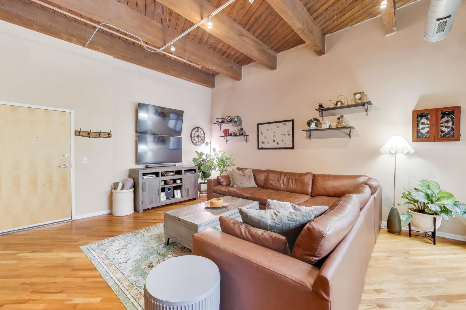 1040 W Adams Street 370