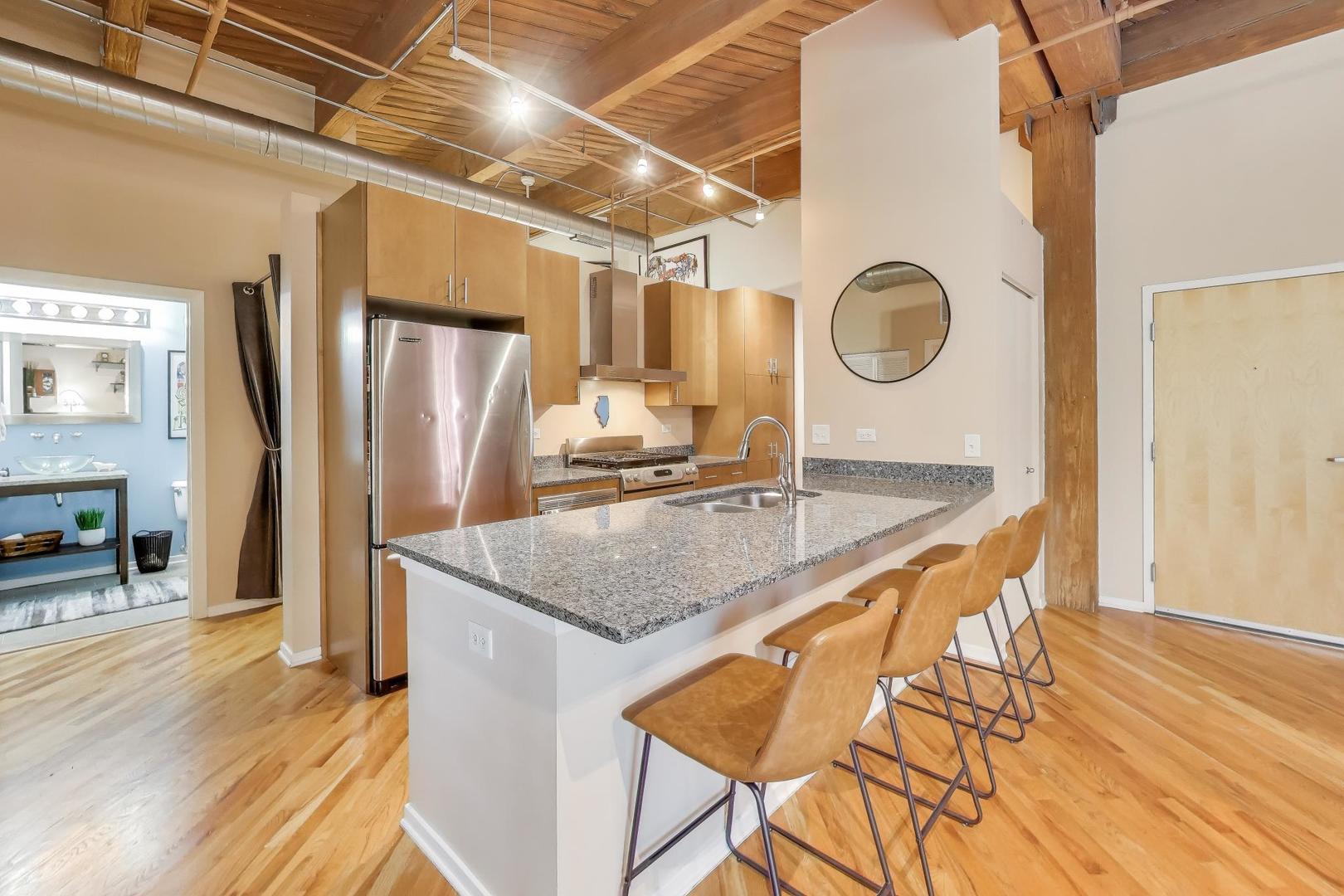 1040 W Adams Street 370