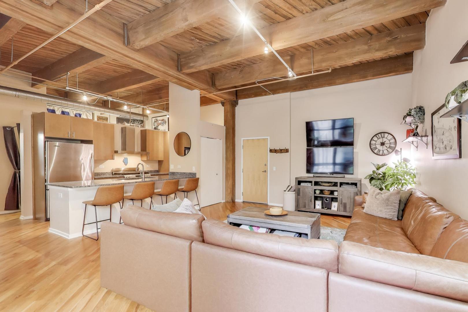 1040 W Adams Street 370