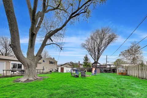 Tiny photo for 1605 W Lexington Drive, Arlington Heights, IL 60004 (MLS # 12615098)