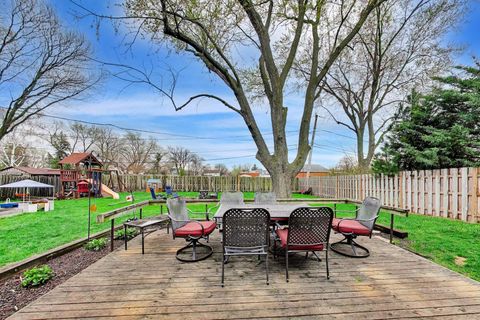 Tiny photo for 1605 W Lexington Drive, Arlington Heights, IL 60004 (MLS # 12615098)