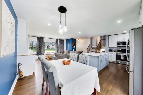 Tiny photo for 1605 W Lexington Drive, Arlington Heights, IL 60004 (MLS # 12615098)