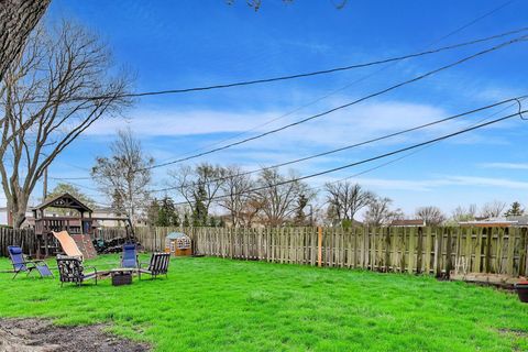 Tiny photo for 1605 W Lexington Drive, Arlington Heights, IL 60004 (MLS # 12615098)