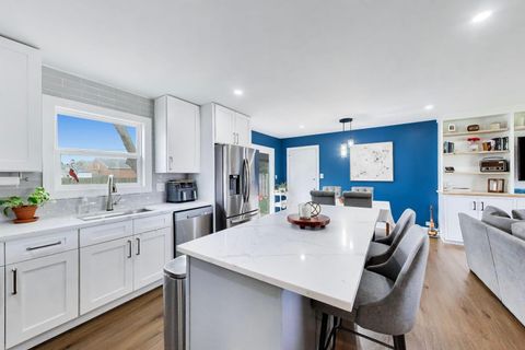Tiny photo for 1605 W Lexington Drive, Arlington Heights, IL 60004 (MLS # 12615098)