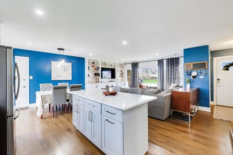 Tiny photo for 1605 W Lexington Drive, Arlington Heights, IL 60004 (MLS # 12615098)