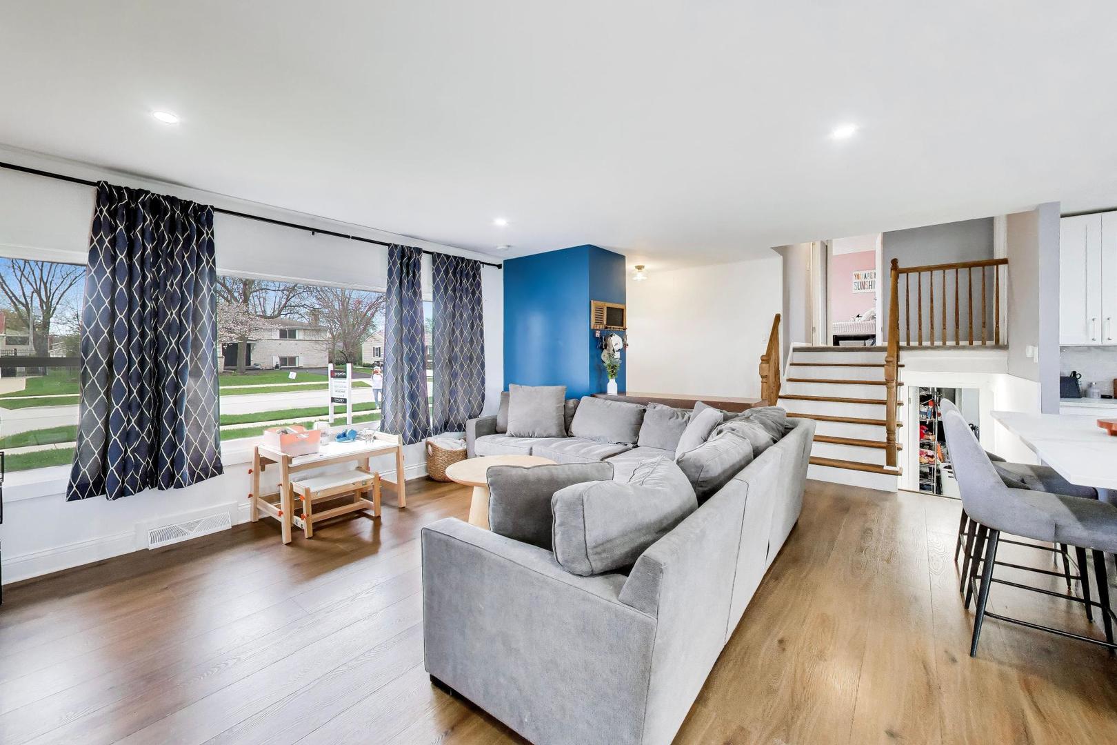 1605 W Lexington Drive