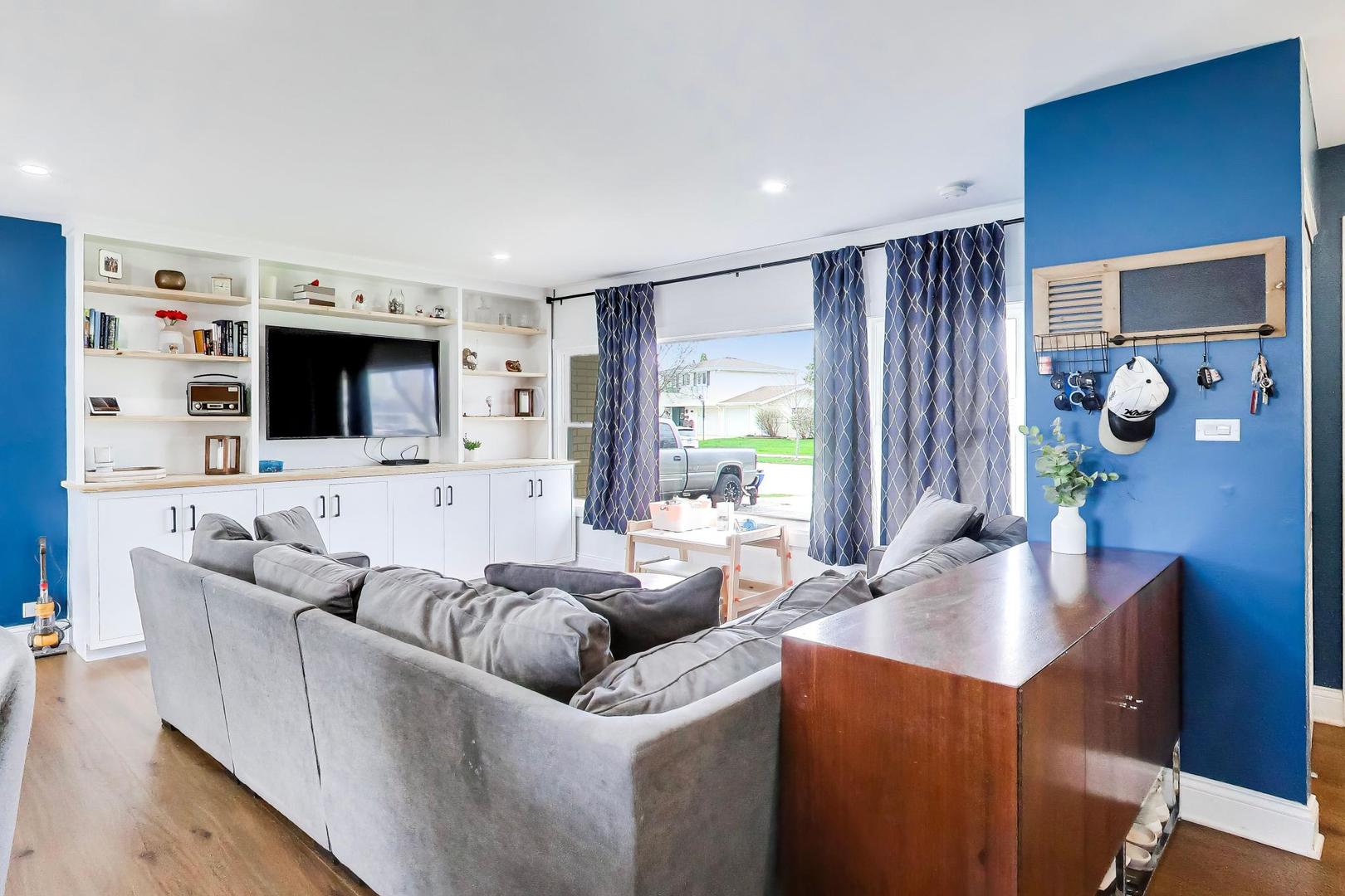 1605 W Lexington Drive