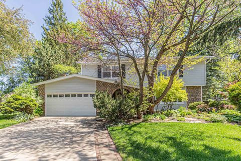 Single Family Residence in Mundelein IL 207 LONDONDERRY Court.jpg