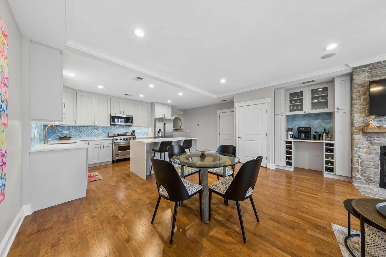 1921 W Diversey Parkway 401