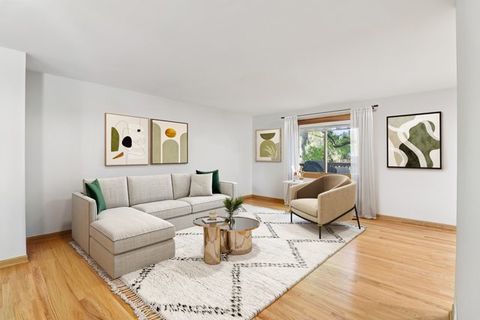 Tiny photo for 210 E Lakeside Drive, Vernon Hills, IL 60061 (MLS # 12555533)