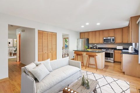 Tiny photo for 210 E Lakeside Drive, Vernon Hills, IL 60061 (MLS # 12555533)