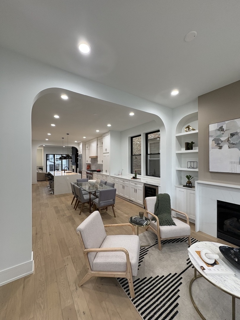 1941 N Sawyer Avenue