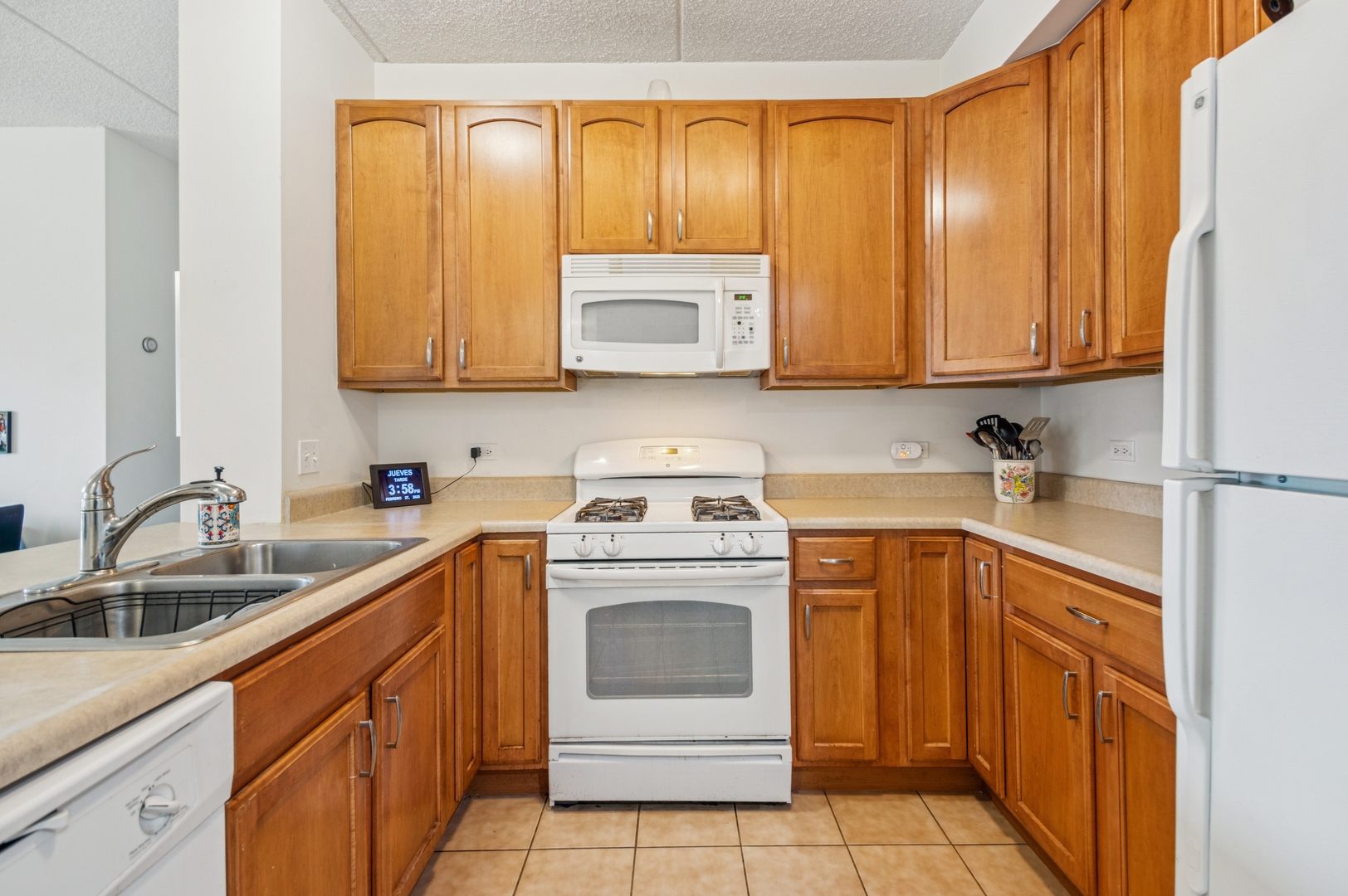 2335 W Belle Plaine Avenue 211