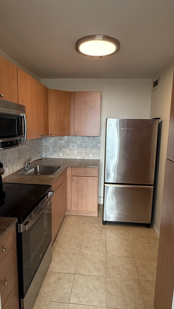 1850 N Clark Street 810