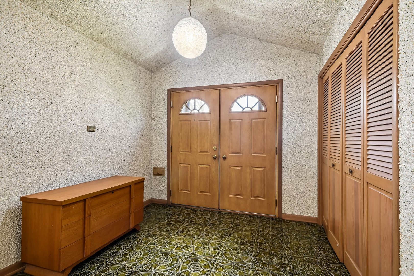 1527 Clarence Avenue