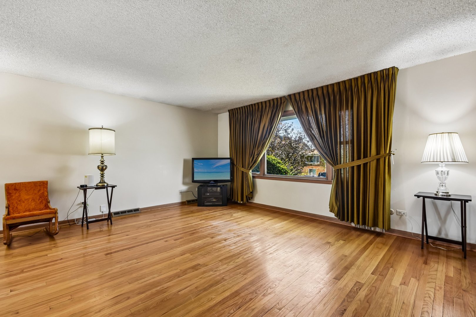 1527 Clarence Avenue