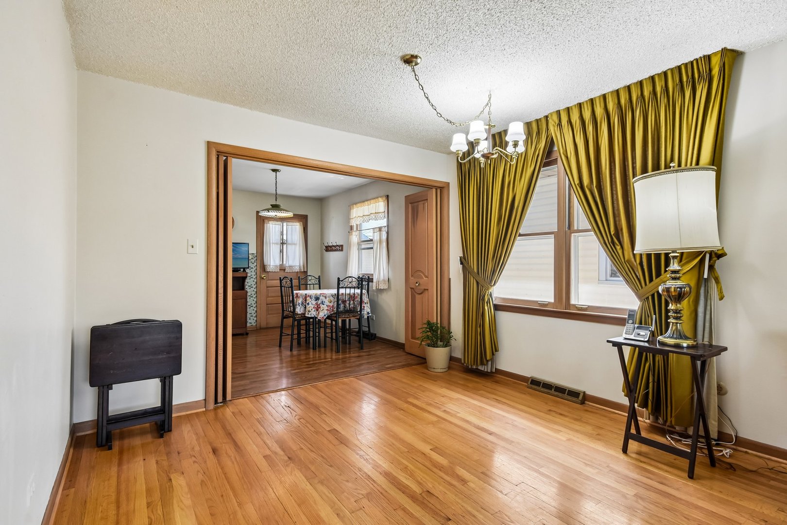 1527 Clarence Avenue