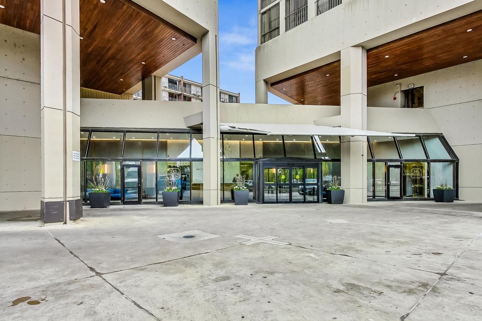 345 W Fullerton Parkway 2101