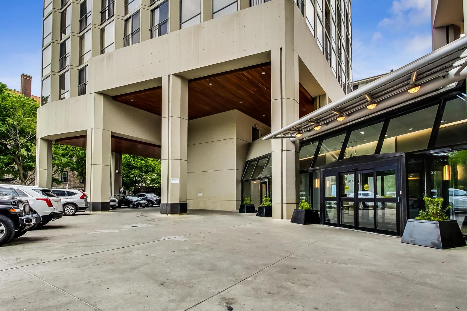 345 W Fullerton Parkway 2101