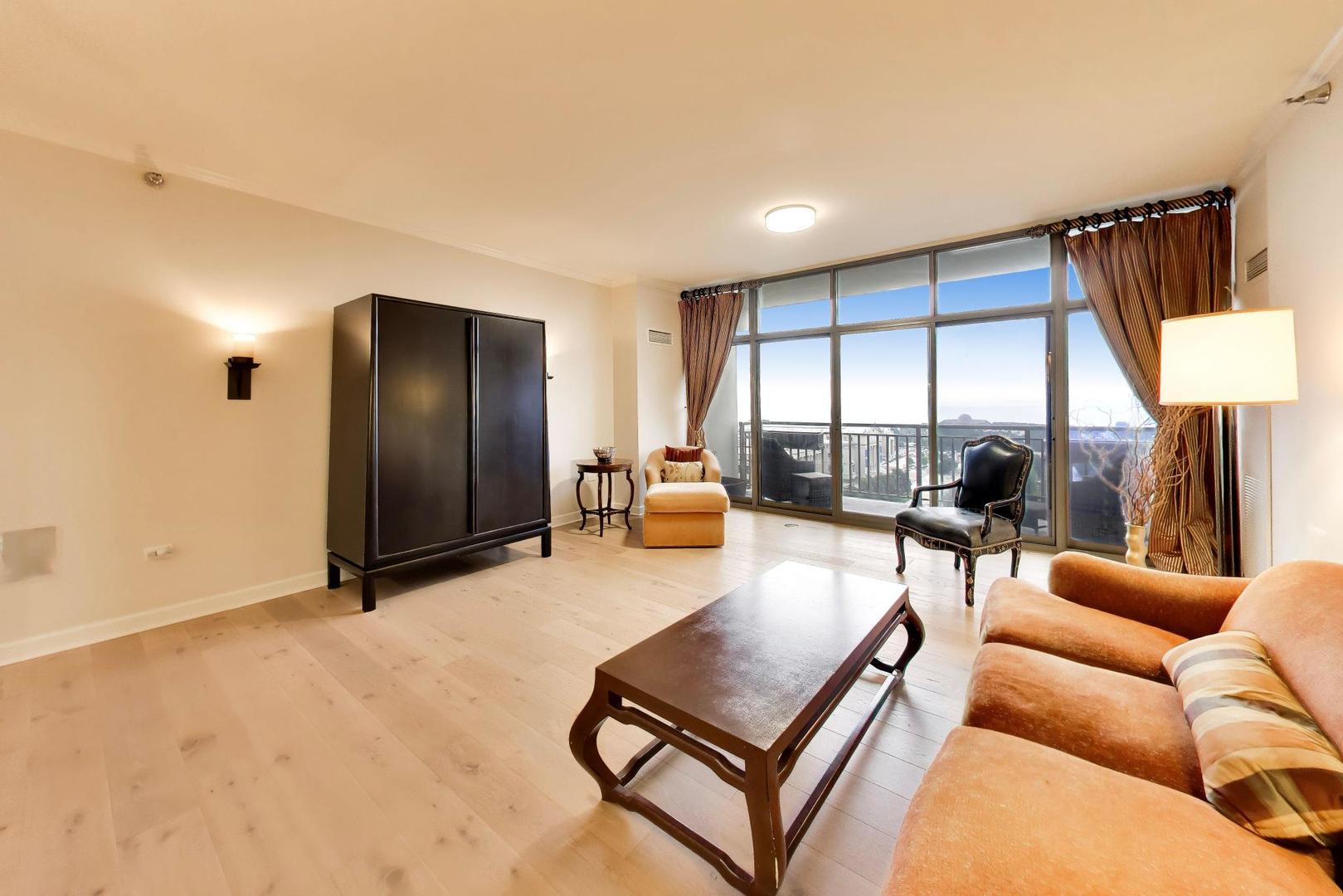 1335 S Prairie Avenue 1702