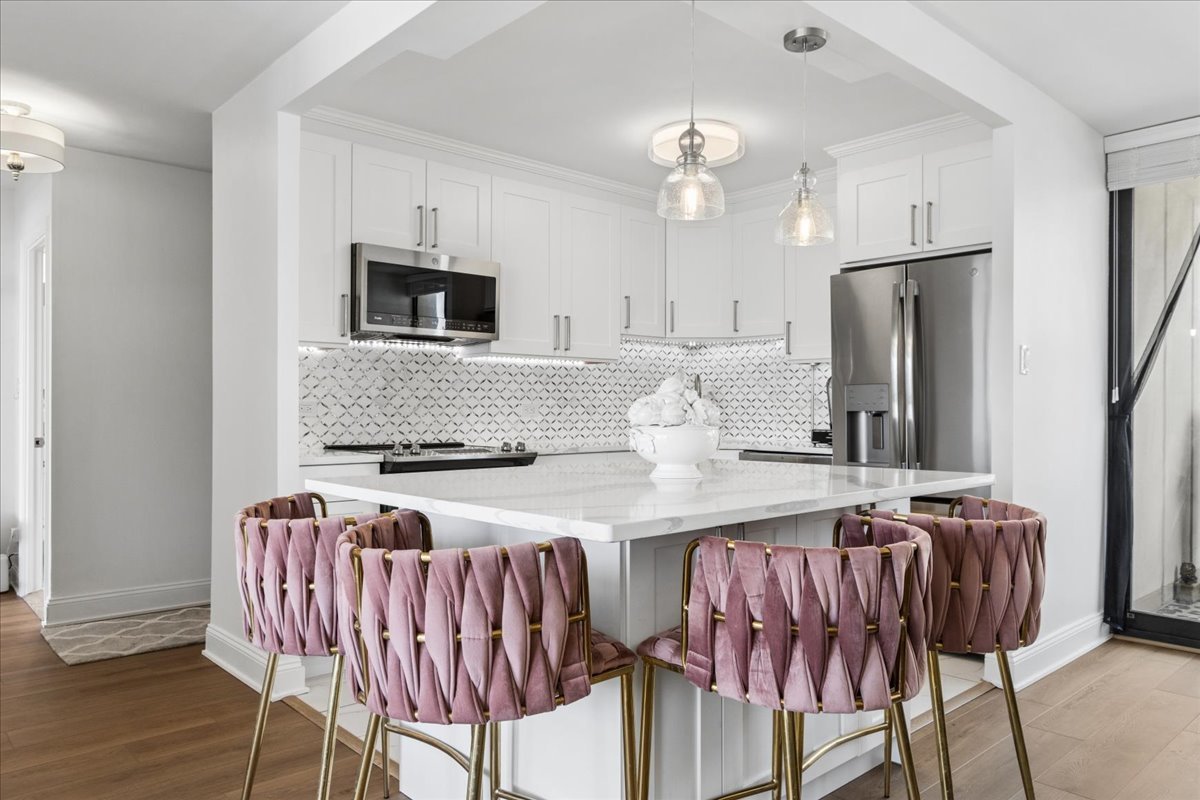 3930 N Pine Grove Avenue 816