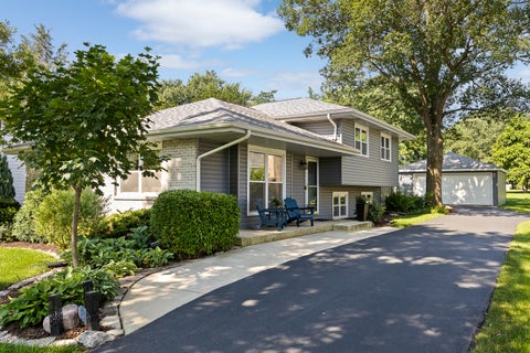 Photo of 4600 Roslyn Road, Downers Grove, IL 60515 (MLS # 12689925)