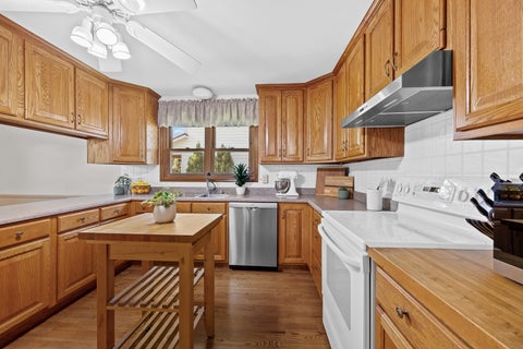 Tiny photo for 4600 Roslyn Road, Downers Grove, IL 60515 (MLS # 12689925)