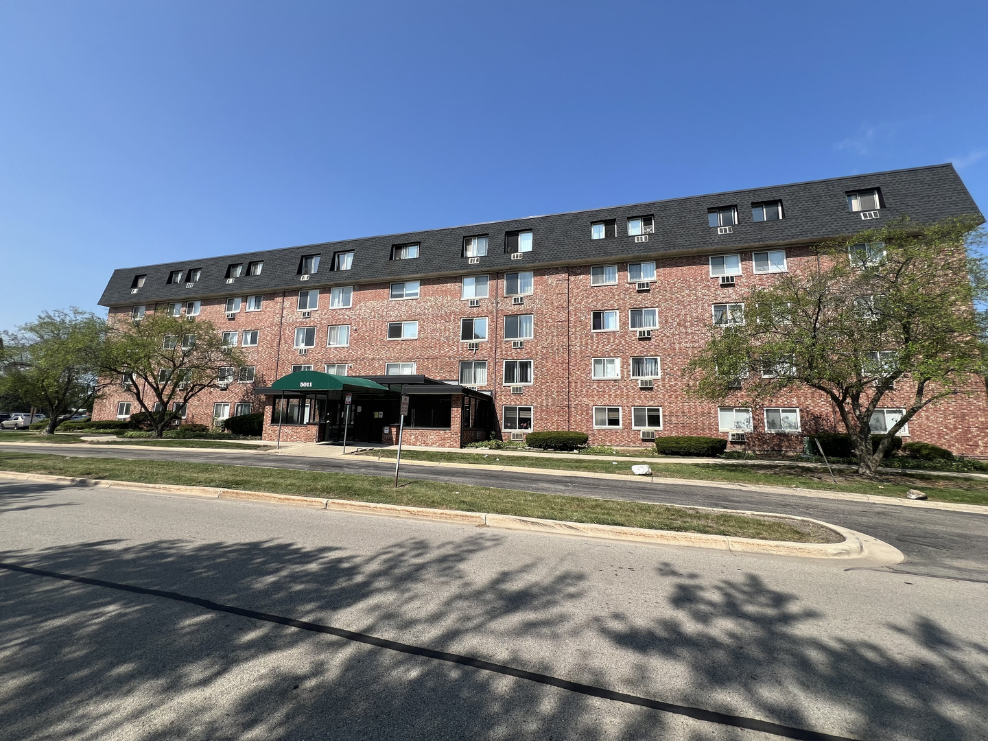 5011 Valley Lane 208