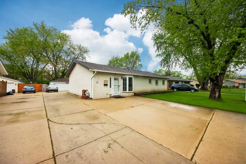 Tiny photo for 670 Lakeview Lane, Hoffman Estates, IL 60169 (MLS # 12623350)