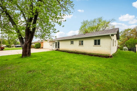 Tiny photo for 670 Lakeview Lane, Hoffman Estates, IL 60169 (MLS # 12623350)