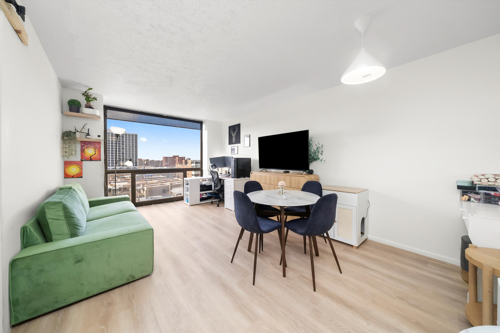 4343 N Clarendon Avenue 911