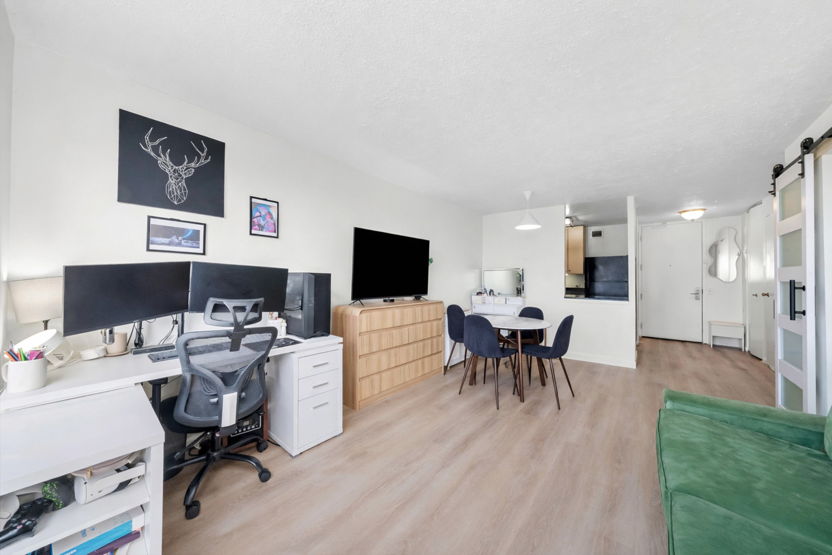 4343 N Clarendon Avenue 911