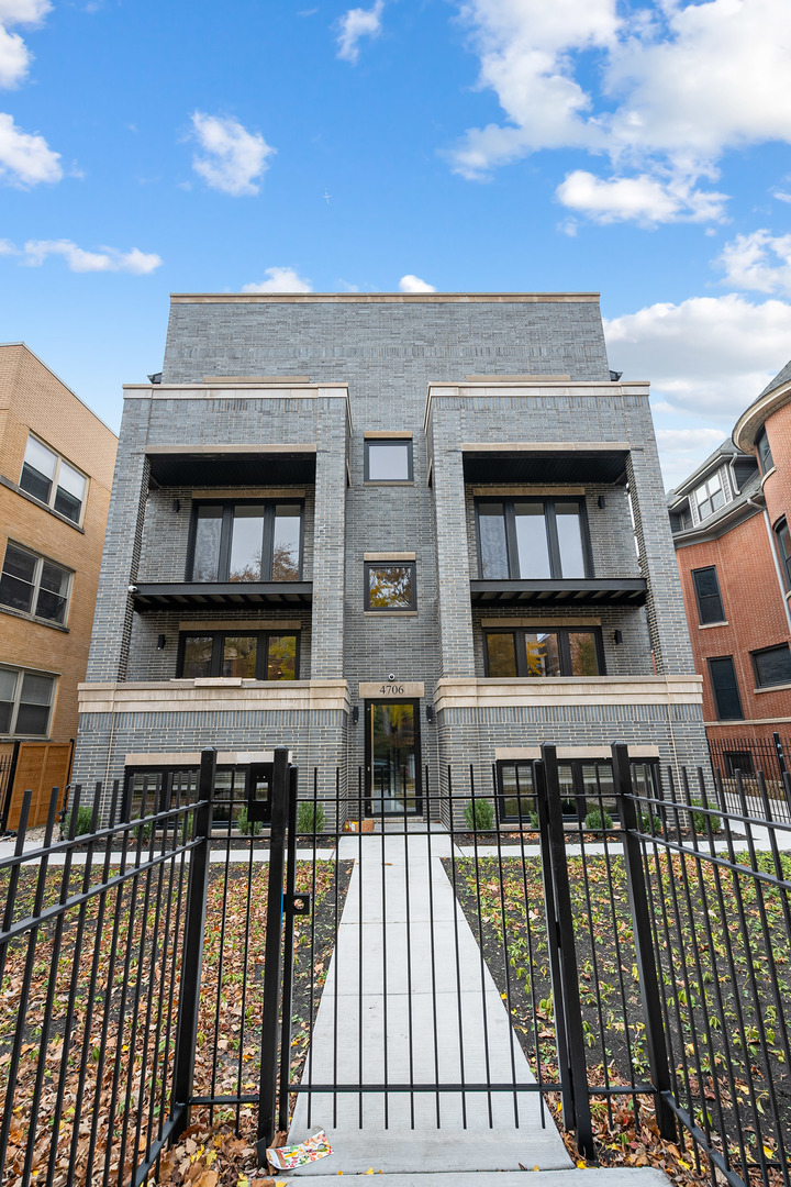 4706 N Malden Street 3North