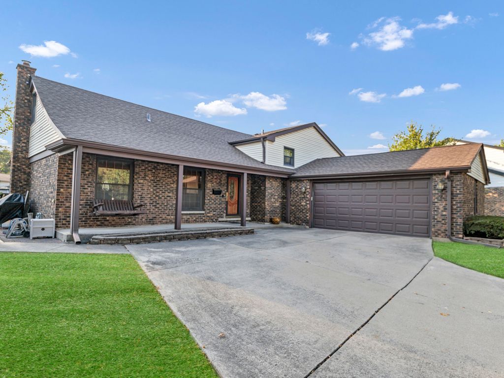 Photo for 1306 E Best Drive, Arlington Heights, IL 60004 (MLS # 12500799)