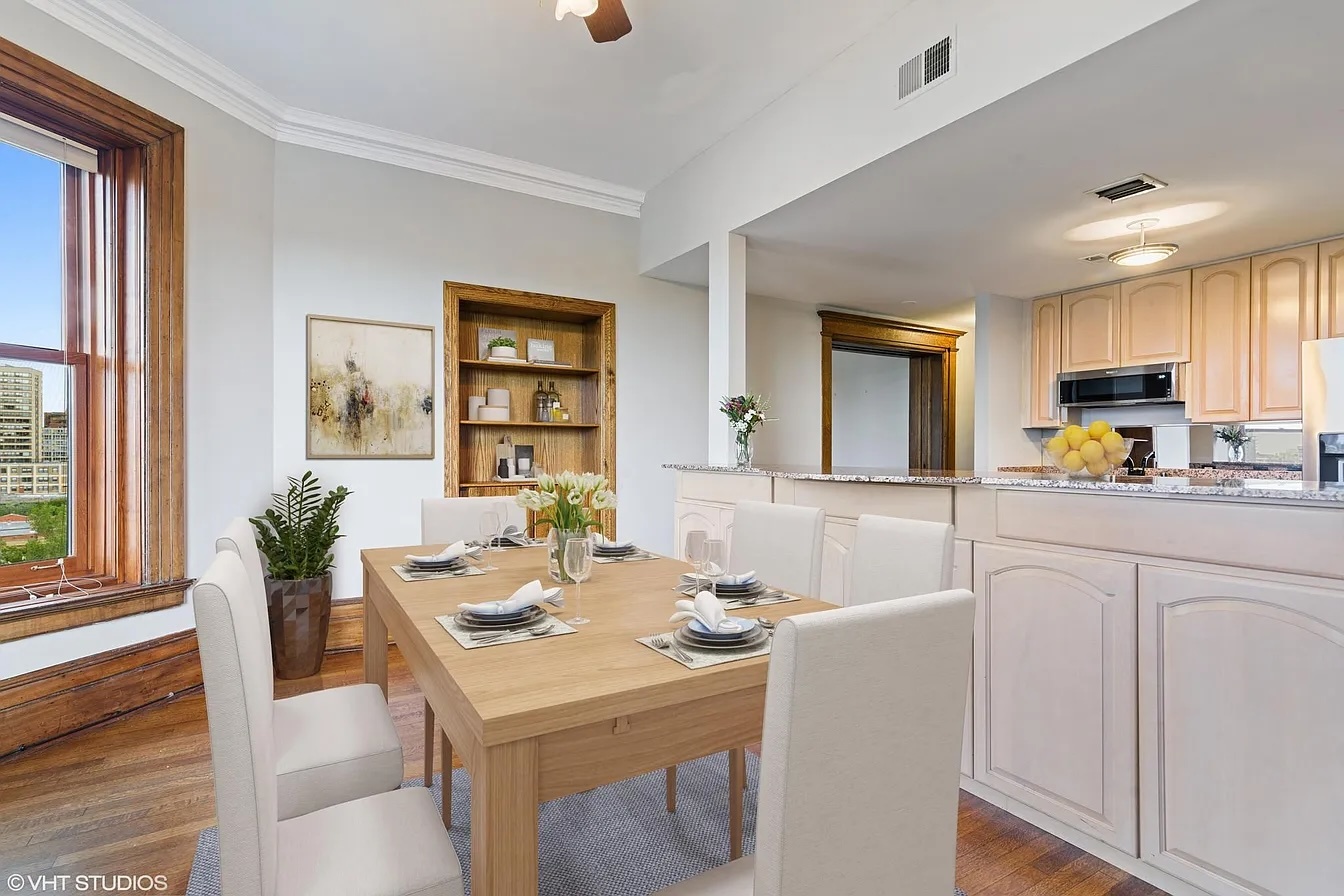 559 W Surf Street 800